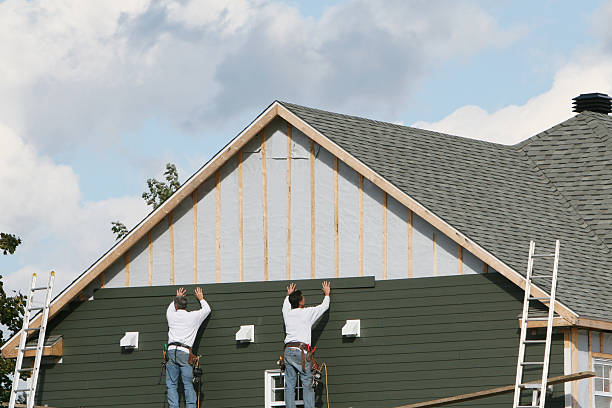 Professional Siding Repair technician working in New Middletown, OH